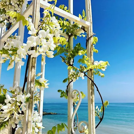 Апартамент Sunny Near The Beach *