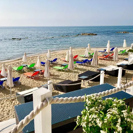 Апартамент Sunny Near The Beach *